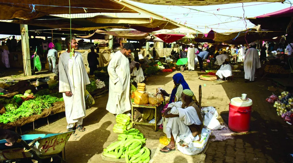 سودانيون في سوق بأم درمان 26 أبريل 2026 (أ.ب)