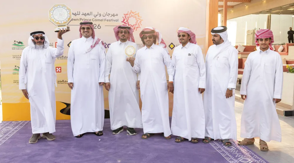 الأمير فهد بن جلوي لحظة تتويج الفائزين (الشرق الأوسط)