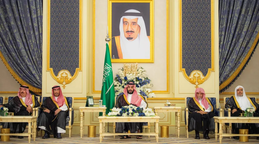 ولي العهد السعودي يستقبل الأمراء والعلماء وجمعاً من المواطنين
