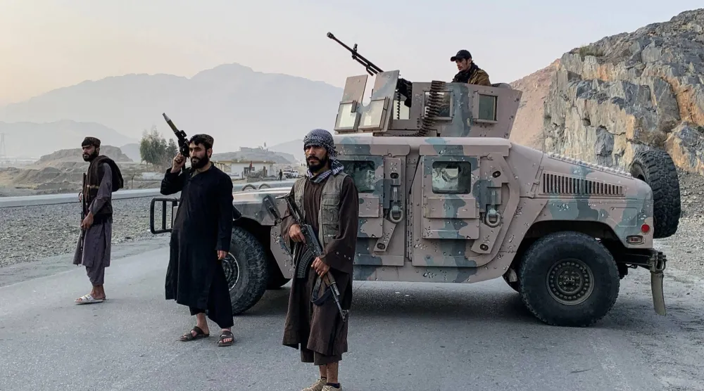 أفراد أمن تابعون لحركة «طالبان» (أ.ف.ب)