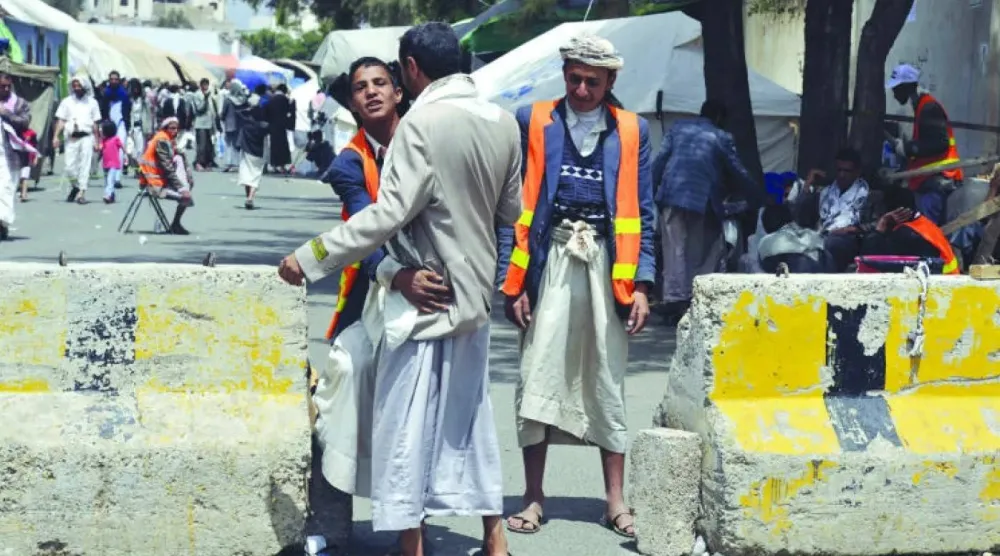 عناصر من الحوثيين عند نقطة تفتيش أقاموها على مشارف صنعاء (إ.ب.أ)