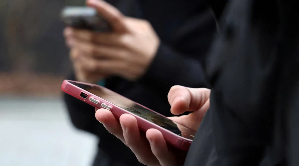 الباحثون طوّروا أول «دودة حاسوبية» تتمكن من الانتشار عبر نظامَي التشغيل «iOS» و«أندرويد» دون الحاجة إلى قيام الضحية بالضغط على أي شيء (أرشيفية - رويترز)