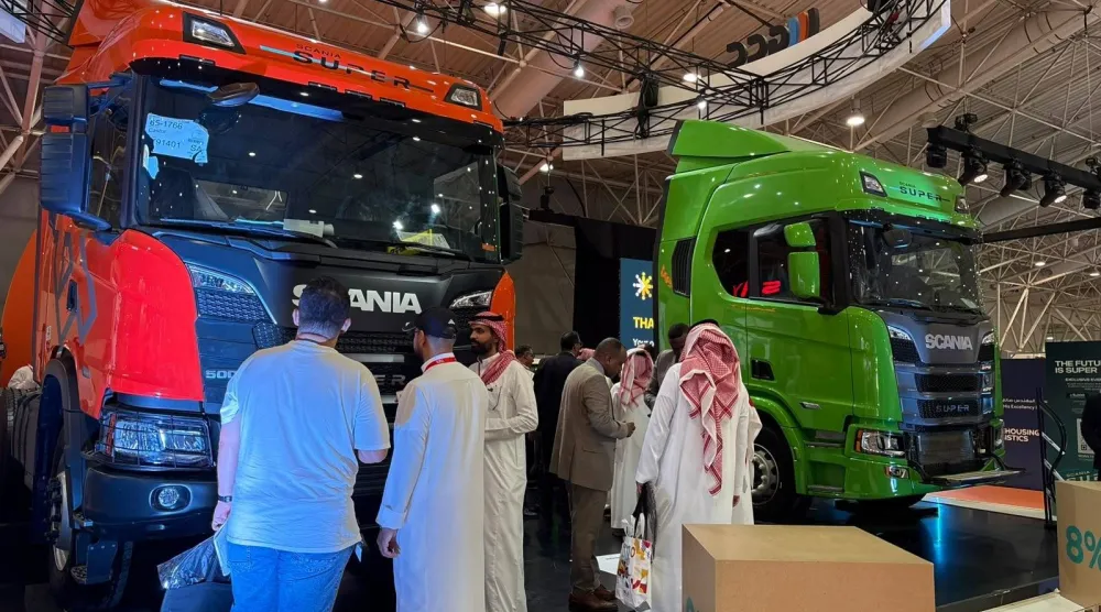 زوار في جناح «المقاولات العامة» بالمعرض السعودي للمستودعات والخدمات اللوجستية (الشرق الأوسط)