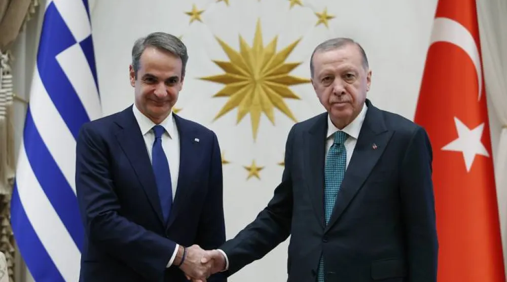 الرئيس التركي رجب طيب إردوغان مستقبلاً رئيس الوزراء اليوناني كيرياكوس ميتسوتاكيس في أنقرة في 11 فبراير الماضي (الرئاسة التركية)