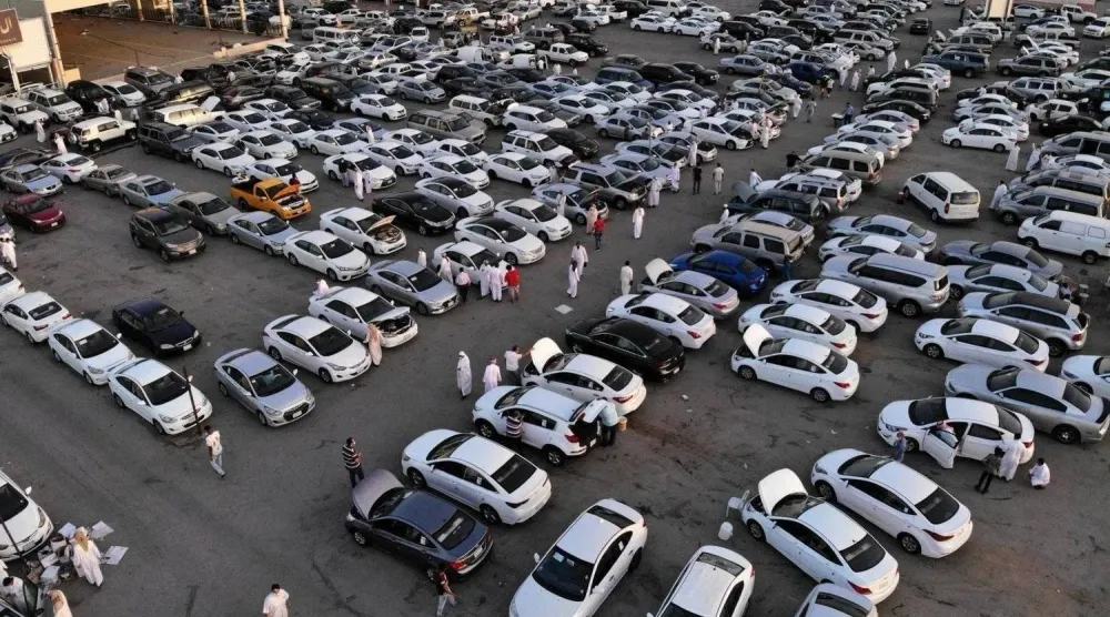 مجموعة مركبات في أحد معارض السيارات بالرياض (الشرق الأوسط)