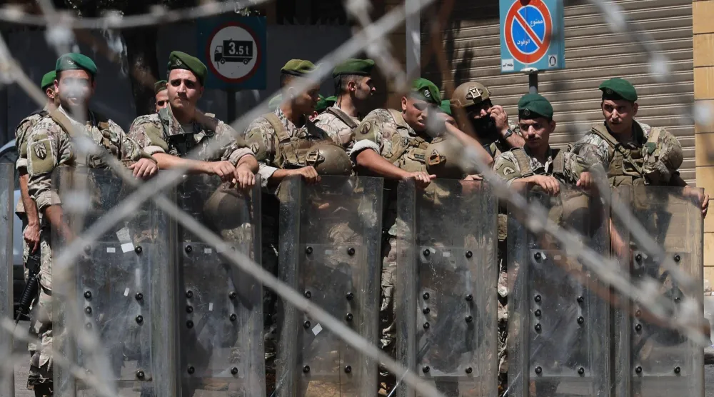 جنود في الجيش اللبناني ينتشرون في وسط بيروت خلال حراك نظمه عسكريون متقاعدون (إ.ب.أ)