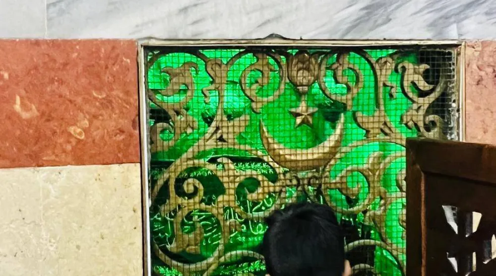 طفل في الحرم الإبراهيمي يشاهد مقام النبي إسحاق عليه السلام (الشرق الأوسط)