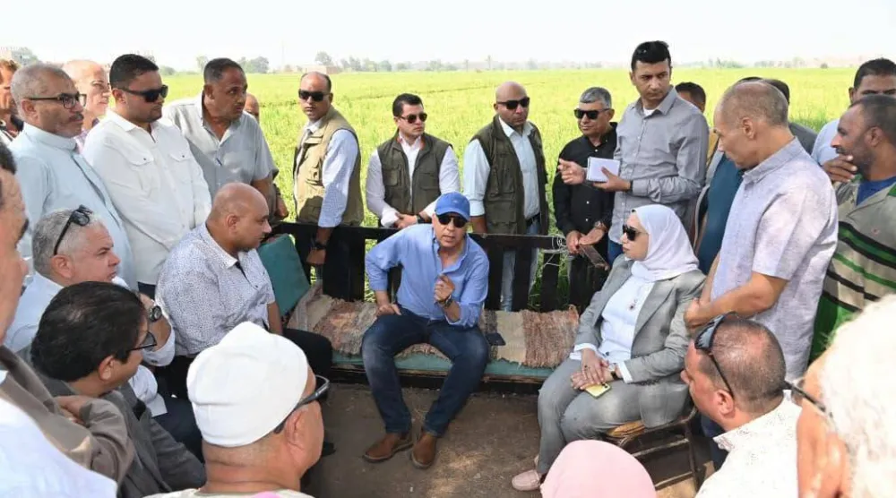 وزير الزراعة المصري خلال لقائه عدداً من المزارعين (مجلس الوزراء المصري)