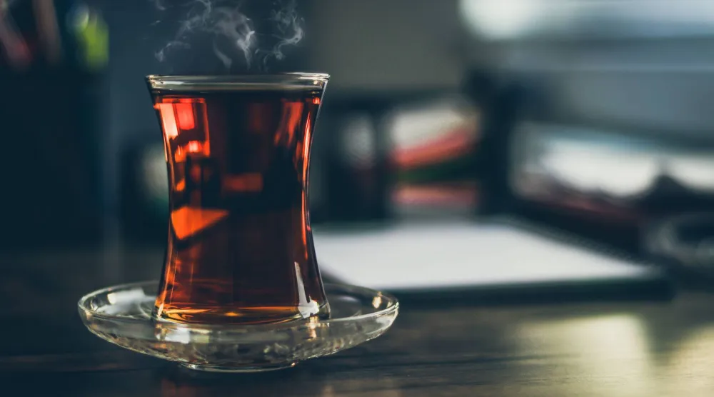 المشروبات شديدة السخونة تزيد من خطر الإصابة بسرطان المريء (بيكسلز)