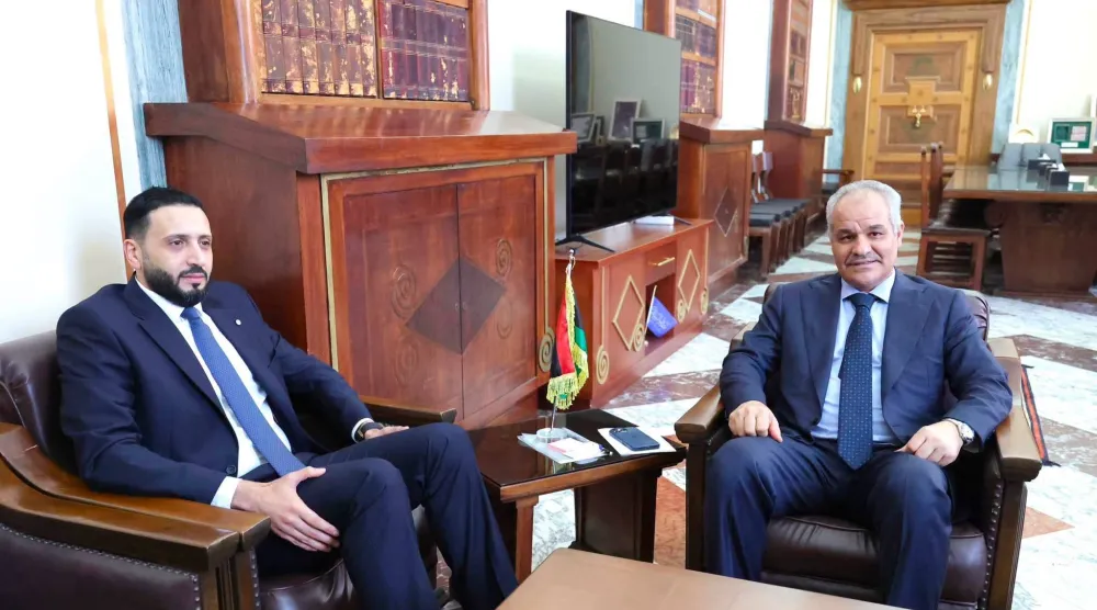 محافظ مصرف ليبيا المركزي ناجي عيسى خلال لقاء مع وزير الاقتصاد والتجارة سهيل أبو شيحة في طرابلس الأحد الماضي (المصرف المركزي)
