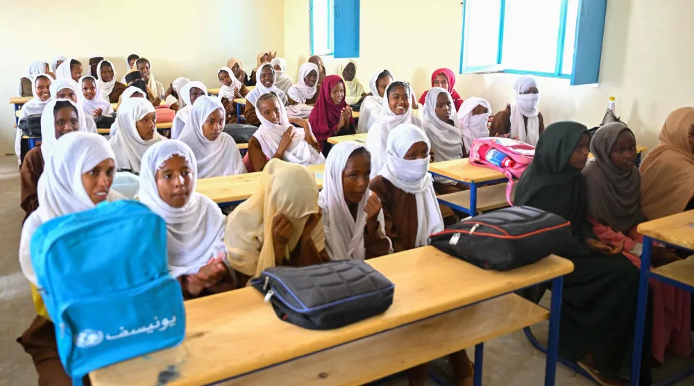 من داخل أحد الصفوف بمدرسة «الوحدة» في بورتسودان (أ.ف.ب)