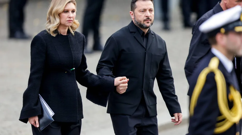 الرئيس الأوكراني فولوديمير زيلينسكي والسيدة الأولى أولينا زيلينسكا يتبعان نعش الملك النرويجي هارالد الخامس أثناء نقله في موكب من كاتدرائية أوسلو إلى كنيسة القصر في أوسلو... النرويج 9 سبتمبر 2026 (أ.ب)