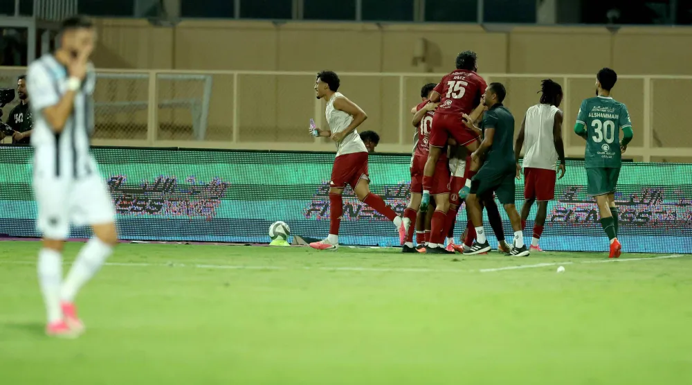 لاعبو الخلود يحتفلون بالهدف الثاني أمام الشباب (تصوير: مشعل القدير)