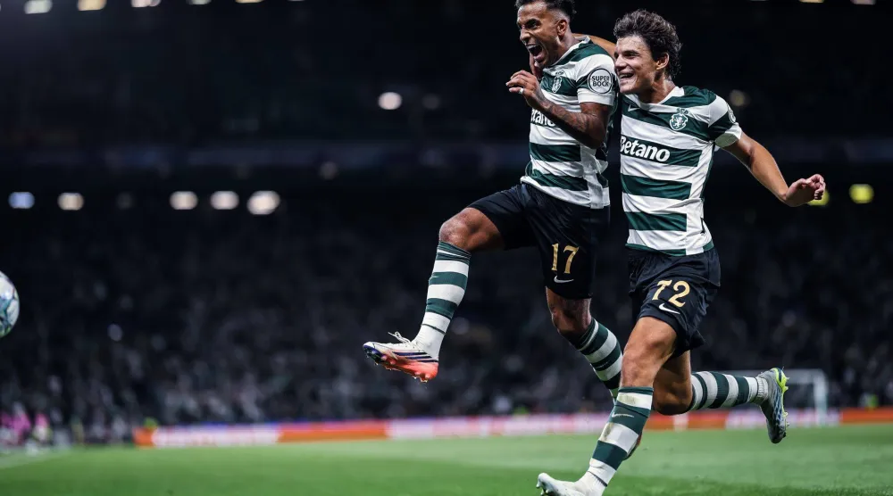 لاعب سبورتنغ رودريغو زالازار "يسار" يحتفل بتسجيل الهدف الثالث لفريقه (د.ب.أ)
