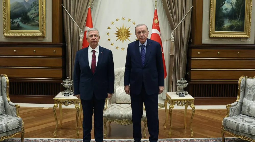 الرئيس التركي رجب طيب إردوغان خلال استقباله رئيس بلدية أنقرة منصور ياواش الثلاثاء (الرئاسة التركية)