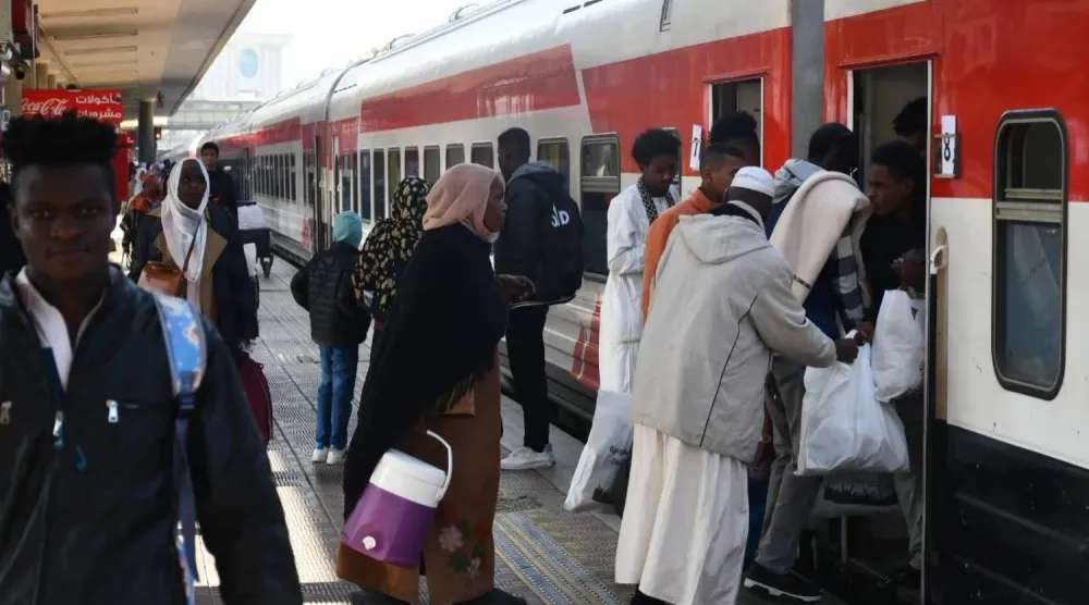 سودانيون عائدون إلى وطنهم يستقلون القطار من «محطة رمسيس» بالقاهرة (أرشيفية - مجلس الوزراء المصري)