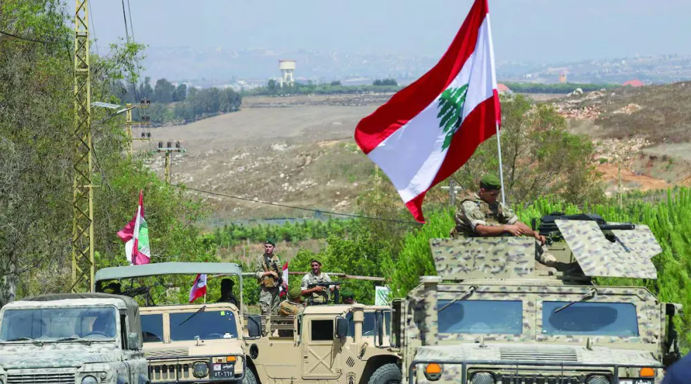 جنود ينتظرون عند مدخل قرية زوطر الغربية جنوب لبنان مع انتشار الجيش اللبناني في المنطقة عقب انسحاب القوات الإسرائيلية... 21 يوليو 2026 (رويترز)
