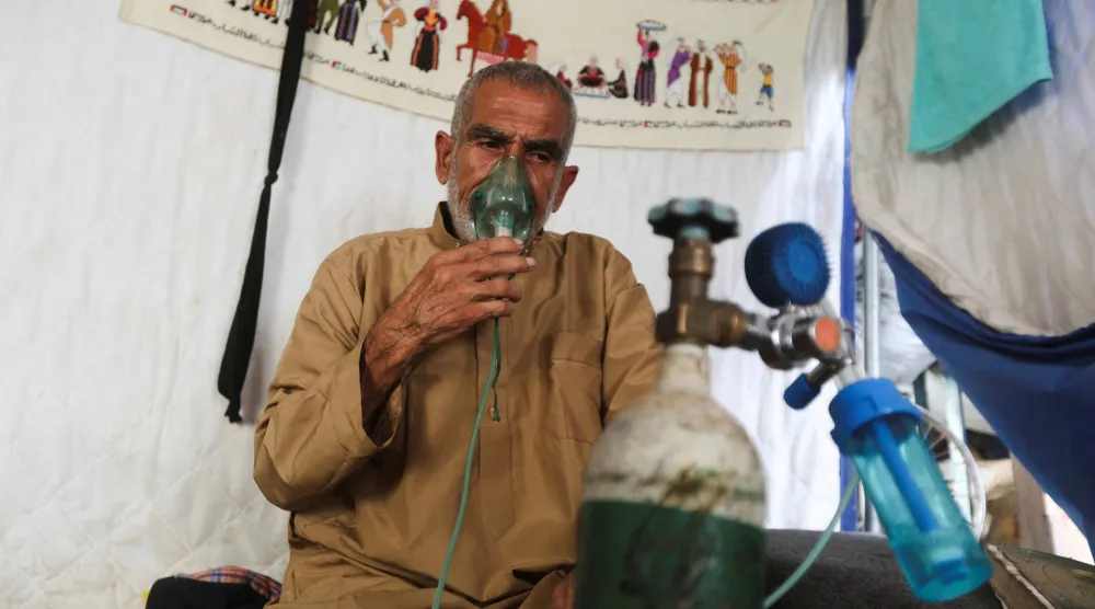 الفلسطيني علاء الحوراني يعاني من تليف الكبد وانخفاض مستويات الأكسجين ويجد نفسه عاجزاً في بعض الأحيان عن تحمل كلفة الكهرباء في غزة (رويترز)