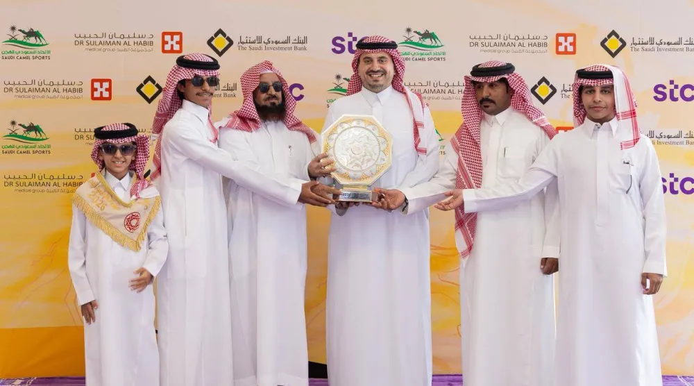 الأمير فهد بن جلوي لحظة تتويج الفائزين بأشواط فردي مفاريد - بكار قعدان لون مجاهيم (الشرق الأوسط)
