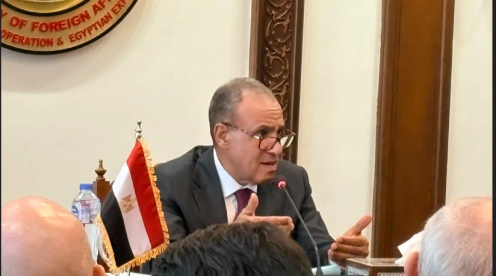 بدر عبد العاطي خلال لقائه مع المراسلين الأجانب الخميس (الشرق الأوسط)