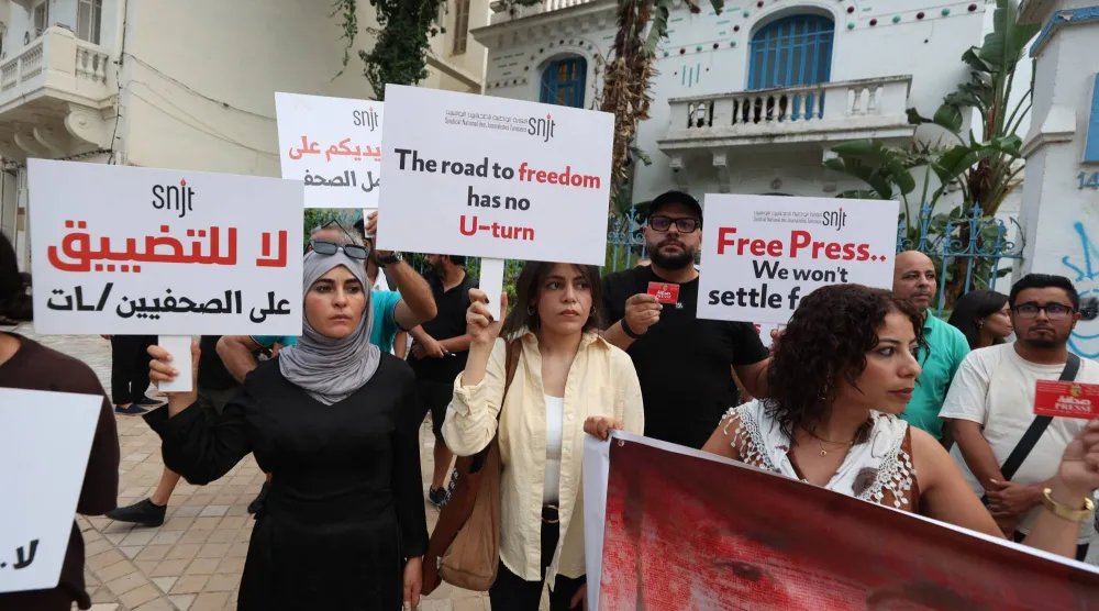 من مظاهرة نظمها صحافيون وسط العاصمة للمطالبة بإطلاق سراح الصحافيين المعتقلين (إ.ب.أ)