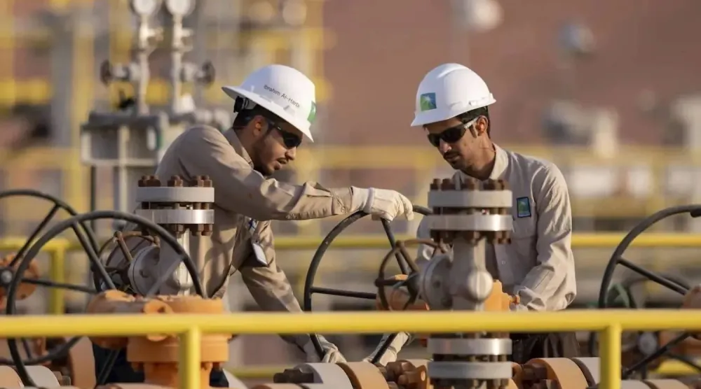 Şirketin tesislerinden birinde görevlerini yerine getiren iki Aramco çalışanı (Şirket)