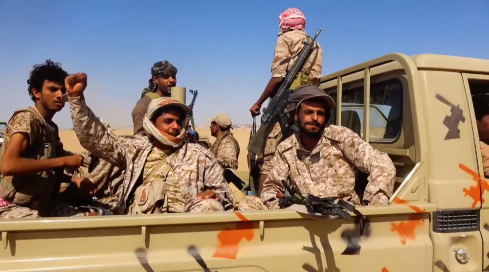 جنود من قوات الجيش اليمني في جبهات محافظة الجوف (رويترز)
