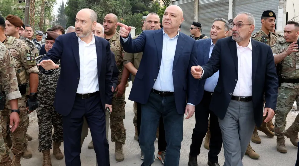 الرئيس اللبناني جوزيف عون يتجول في سوق النبطية الذي تعرض لتدمير إسرائيلي خلال الحرب الاخيرة خلال زيارته إلى جنوب لبنان (الرئاسة اللبنانية)