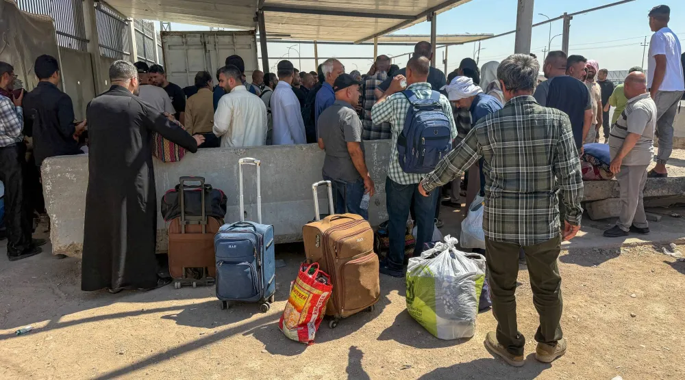 مسافرون عند معبر الشلامجة الحدودي بين العراق وإيران بعد أن أمرت السلطات العراقية بإغلاقه كإجراء احترازي عقب أحدث هجمات بطائرات مسيّرة على السعودية يوم 12 سبتمبر 2026 (رويترز)