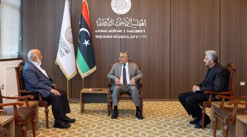 رئيس المجلس الأعلى للدولة محمد تكالة متحدثاً إلى رئيس حزب «العدالة والبناء» فيصل الصافي خلال لقاء بطرابلس في مايو الماضي (صفحة الحزب)