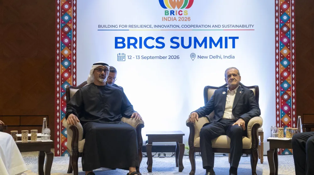  ولي عهد أبوظبي الشيخ خالد بن محمد بن زايد مع الرئيس الإيراني مسعود بزشكيان خلال لقائهما على هامش قمة «بريكس» في نيودلهي (وام)
