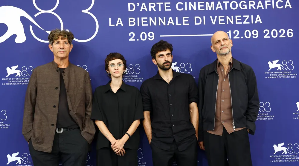 فريق فيلم «نازا» خلال جلسة تصوير في مهرجان فينيسيا السينمائي (رويترز)