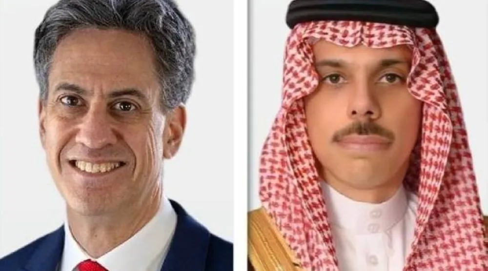 الأمير فيصل بن فرحان وزير الخارجية السعودي ونظيره البريطاني إد ميليباند (الشرق الأوسط)