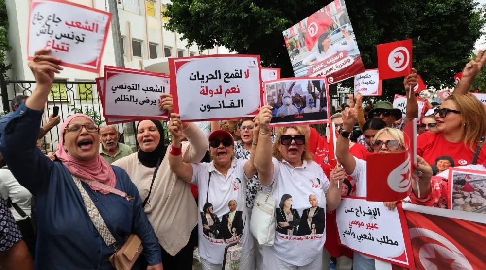 جانب من احتجاجات أنصار الحزب الدستوري الحر في تونس العاصمة (إ.ب.أ)