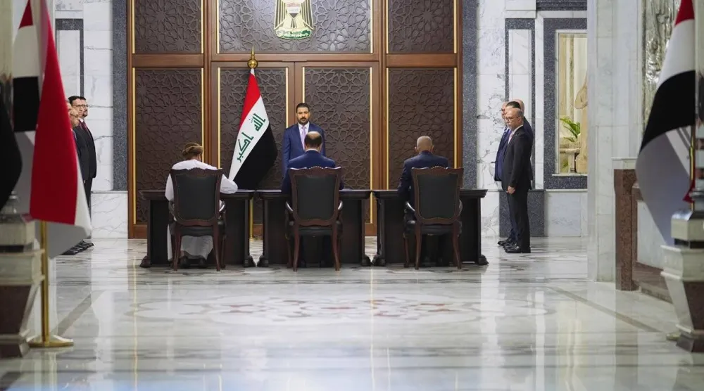 رئيس الوزراء العراقي خلال توقيع اتفاقية تطوير وتشغيل حقل عجيل النفطي مع شركة «كيبت» الخاصة (إكس)