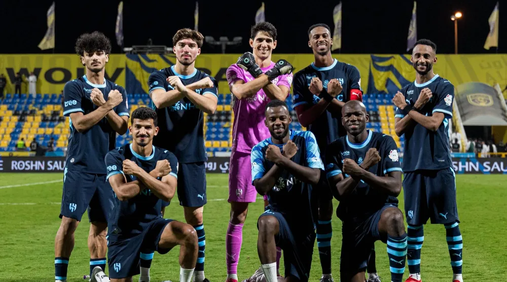 محزري يحتفل مع رفاقه في خط الدفاع بالشباك النظيفة (نادي الهلال)