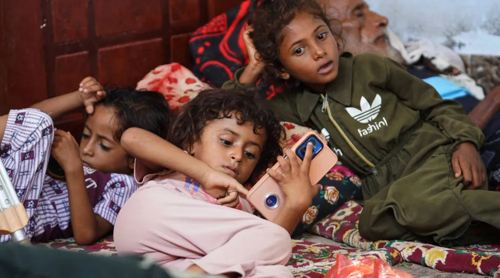 نازحون يمنيون في مأوى مؤقت في عدن بعد فرارهم من هجمات الحوثيين في مدينتي الخوخة والمخا (ا.ب)