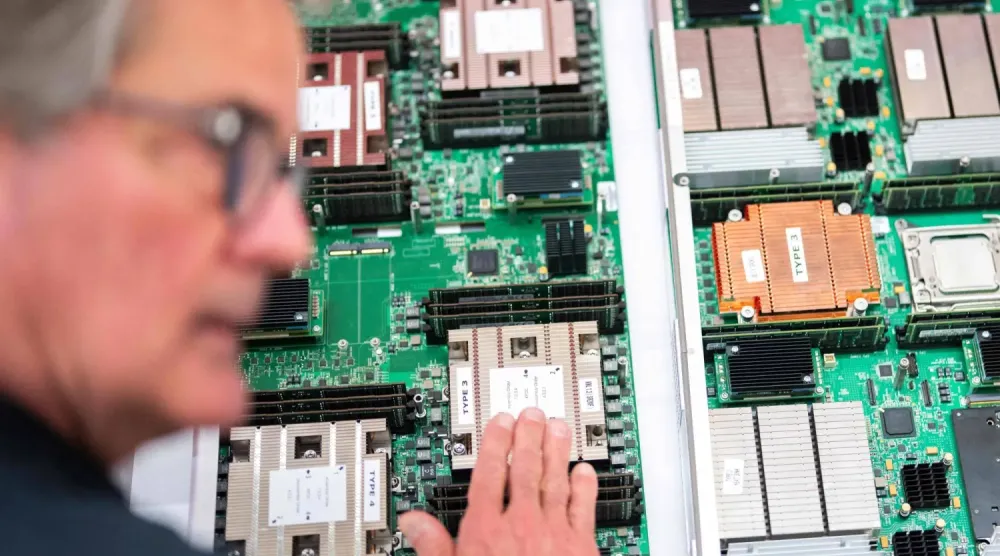 Güney İsviçre’nin Lugano kent merkezindeki bilgisayarlar (AFP)
