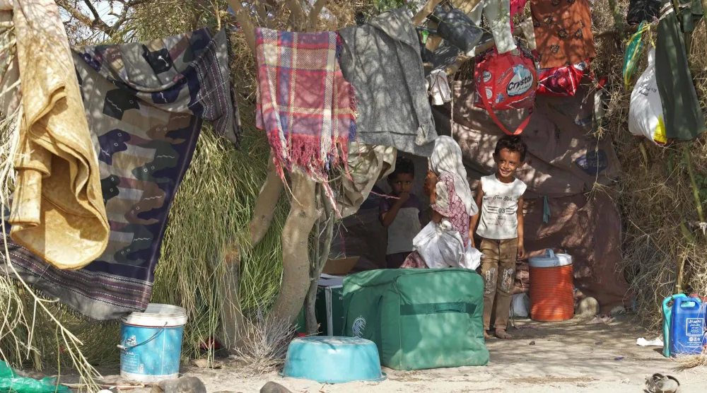 أطفالٌ من عائلات يمنية نازحة فرّت من منازلها جراء تصعيد الحوثيين العسكري (أ.ف.ب)