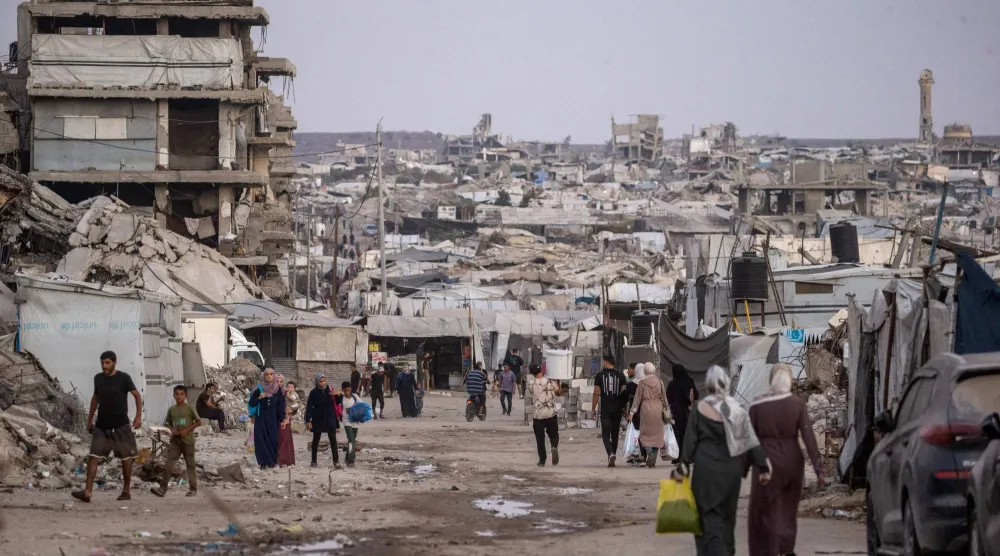 Internally displaced Palestinians walk among the ruins of destroyed residential buildings in the Al-Sheikh Radwan neighborhood, east of Gaza City, Gaza Strip, 10 September 2026. (EPA) 