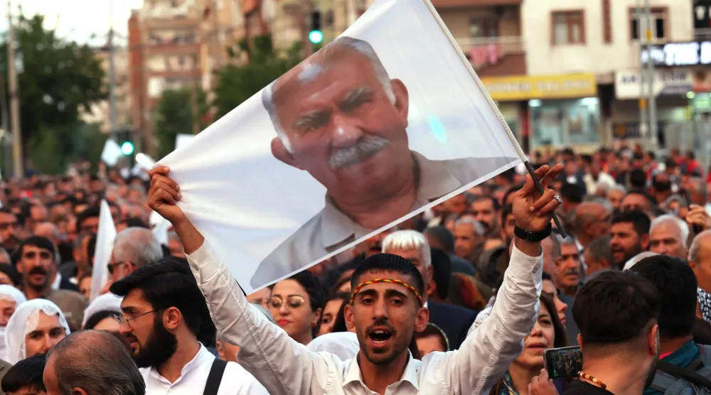 مسيرة نظمها حزب «الديمقراطية والمساواة للشعوب» في ديار بكر جنوب شرقي تركيا في 15 مايو الماضي للمطالبة بإطلاق سراح زعيم  حزب «العمال الكردستاني» عبد الله أوجلان (رويترز)