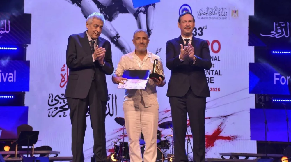 المخرج التونسي يتسلَّم جائزة أفضل مخرج بحفل ختام «مهرجان القاهرة الدولي للمسرح التجريبي» (إدارة المهرجان)
