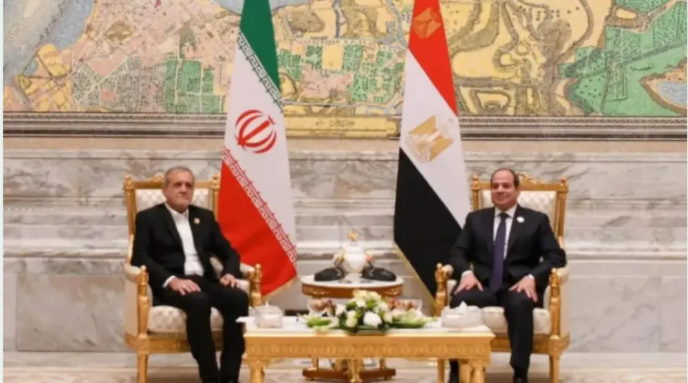 الرئيس السيسي ونظيره الإيراني مسعود بزشكيان في لقاء سابق بالقاهرة ديسمبر 2024 (الرئاسة المصرية)