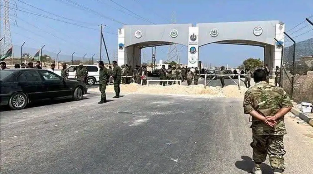 مصفاة الزاوية الليبية وأمامها محتجون يوم الأحد (متداولة على صفحات ليبية موثوقة في مواقع التواصل)