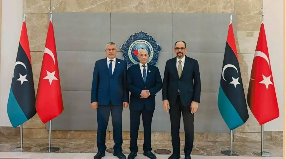 رئيس جهاز الاستخبارات التركي إبراهيم قالن في تركيا مع رئيسي مجلسي «النواب» و«الدولة» عقيلة صالح ومحمد تكالة الخميس (المركز الإعلامي لصالح)