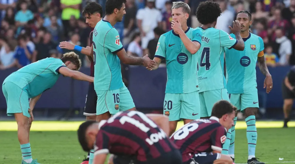 فرحة لاعبي برشلونة وحسرة لاعبي ليفانتي (أ.ب)