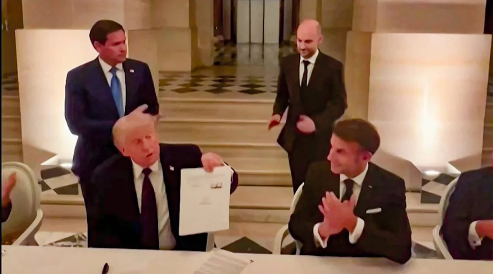 ترمب يرفع وثيقة «الاتفاق الإطاري» المبرمة مع إيران بعد توقيعها في قصر فرساي مساء 18 يونيو (أ.ف.ب)