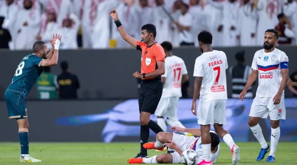 عبد الإله المالكي لاعب الدرعية يعترض على أحد قرارات حكم المباراة (واس)