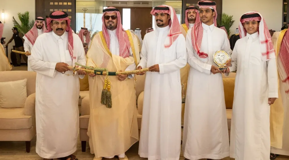 الأمير سعود بن مشعل خلال مراسم تتويج الأبطال (واس)
