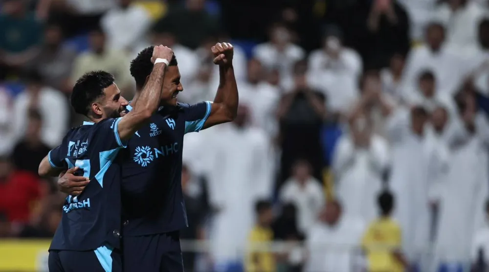 واتكينز لاعب الهلال يحتفل مع مندش بعد هدفه في التعاون (تصوير: سعد العنزي)